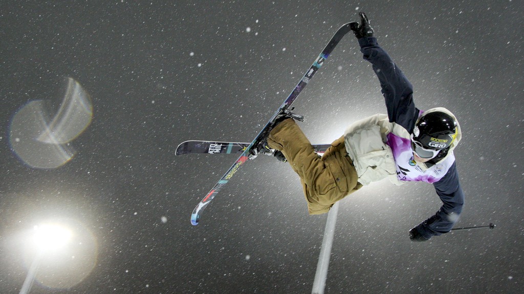 Akrobatický_lyžiar_vo vzduchu